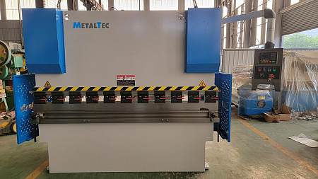 Гидравлический листогибочный пресс MetalTec HBM 125/2500 (Е22, инвертор заднего упора) купить в Новосибирске - rodan.ru