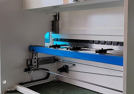 MetalTec HBM  30/1600C Листогибочные гидравлические прессы с ЧПУ контроллером TP10S